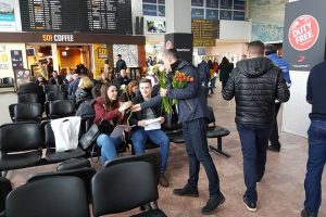 Pasagerele, întâmpinate cu flori în aeroport