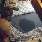 Enurezisul: ce cauzează udarea patului în timpul nopții?
