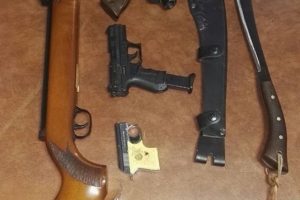 Doi tineri din Timiş au dat de necaz după ce au furat trei arme de vânătoare