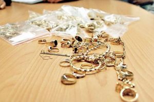 Cum au profitat trei hoți de bijuterii de neatenția vânzătorilor