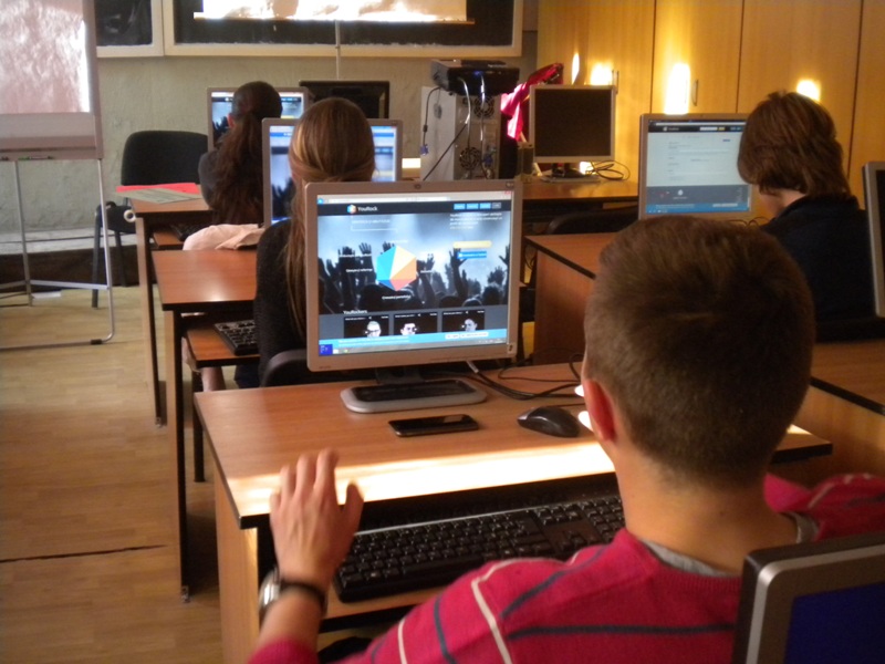 Elevii și studenții primesc 200 de euro de la Guvern pentru calculatoare