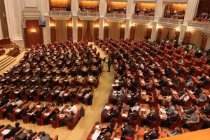 Proiect privind conflictul de interese: Parlamentarii îşi pot angaja la cabinet persoanele cu care au lucrat în ultimii cinci ani