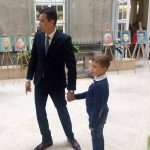 Fiul premierului Grindeanu, de mână cu tatăl său la Consiliul Județean Timiș