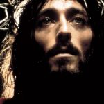 Cum arată actorul Robert Powell la 41 de ani după apariția sa în „Iisus din Nazareth”