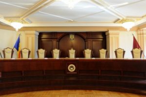 Camera Deputaţilor a adoptat legea care oferă imunitate sporită judecătorilor CCR