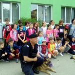 Exerciţii demonstrative de dresură şi disciplină a câinilor Jandarmeriei pentru elevi, în cadrul Programului „Şcoala altfel”