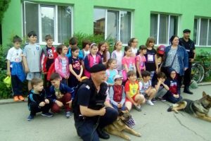 Exerciţii demonstrative de dresură şi disciplină a câinilor Jandarmeriei pentru elevi, în cadrul Programului „Şcoala altfel”