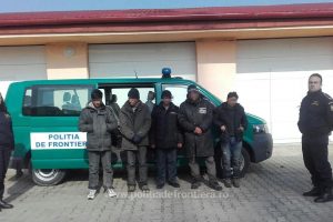 O familie de afgani oprită de polițiștii de frontieră la granița cu Serbia