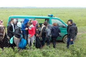Șaiprezece migranți din Irak și Siria opriți de polițiștii de frontieră la granița cu Serbia