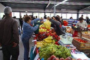 Fructele și legumele vândute în piețele din România, verificate de experții Ministerului Agriculturii