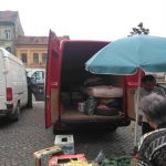 Amenzi pentru comercianții care intră cu mașinile în piața volantă din Traian