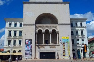 Fațada Operei Române are de suferit din cauza vibrațiilor provocate de concertele cu mulţi decibeli