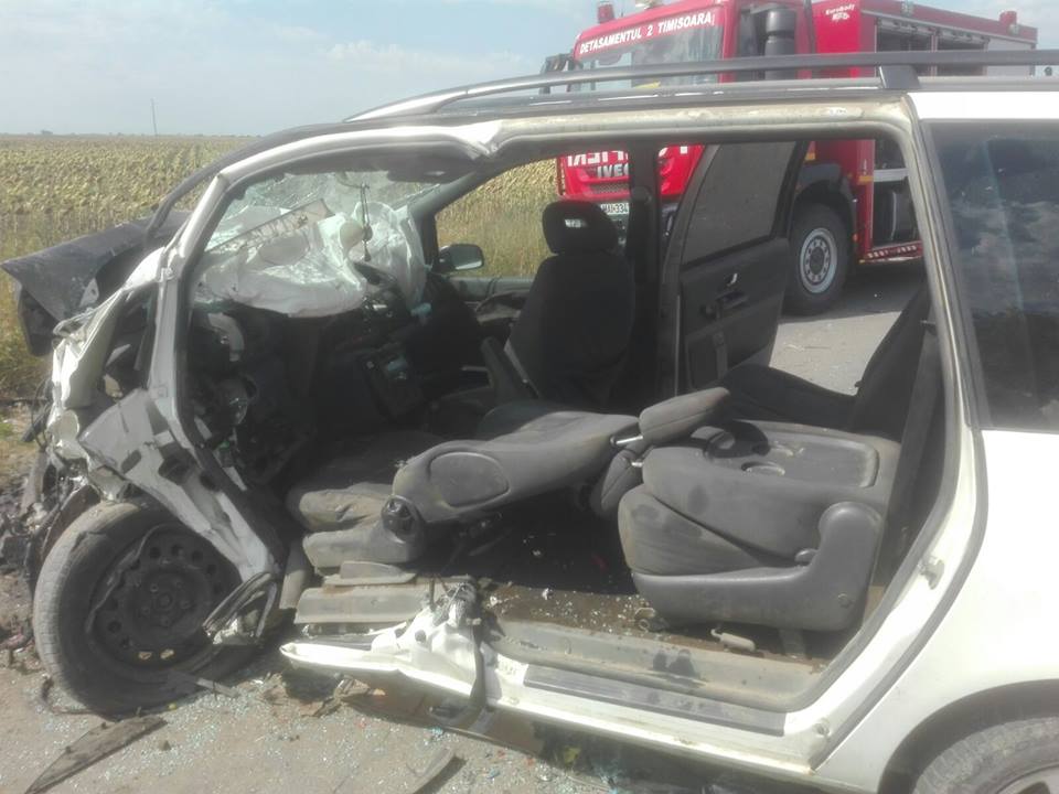 Cumplit accident de circulaţie la ieșirea din Timișoara spre Parța. Două persoane şi-au pierdut viaţa