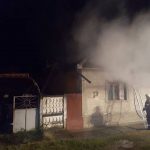 Casa unei familii din Gătaia a luat foc din cauza unui trăsnet