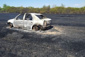 Un Logan a căzut victimă unui incendiu de mirişte