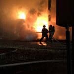 Peste trei ore s-au chinuit pompierii să stingă un incendiu puternic