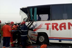 Accident între un autocar și un microbuz plin cu muncitori. A fost activat planul roşul de intervenţie