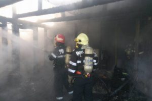 Flăcări mari au cuprins o casă din Timișoara