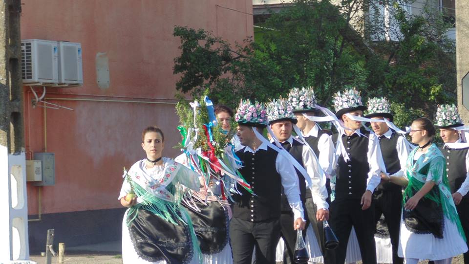 Locuitorii din Biled au  îmbrăcat straie de sărbătoare