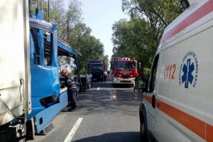 Coloane de maşini între Arad şi Oradea după ce trei TIR-uri s-au ciocnit