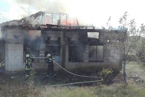 Un incendiu puternic a cuprins o gospodărie din Timiș