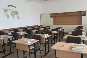 Zeci de școli din Timiș rămân închise și mâine