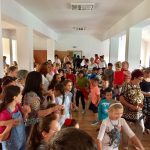 Zeci de copii din Timişoara au primit ghiozdane şi rechizite la început de an şcolar