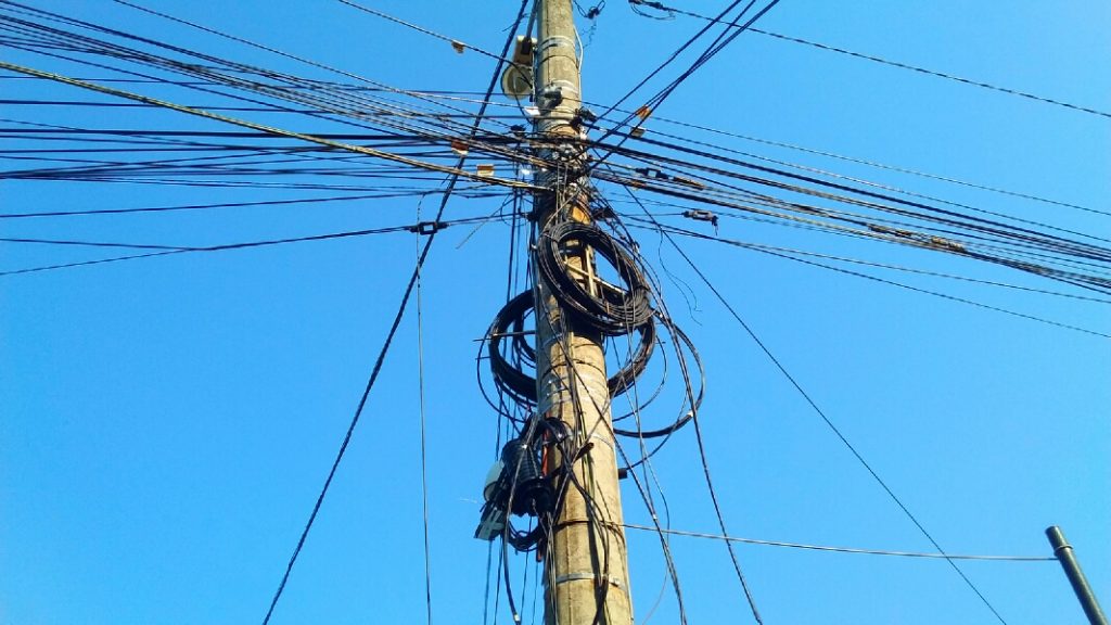 Operatorii reţelelor de comunicaţii au la dispoziție mai puțin de o lună să trecă în subteran cablurile