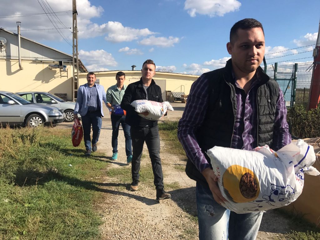 De Ziua Animalelor tinerii ALDE Timiș au donat mâncare către un adăpost de căței din județ