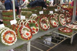 Comercianţii de flori şi coroniţe pentru Ziua Morţilor pot depune cereri de vânzare la Primărie