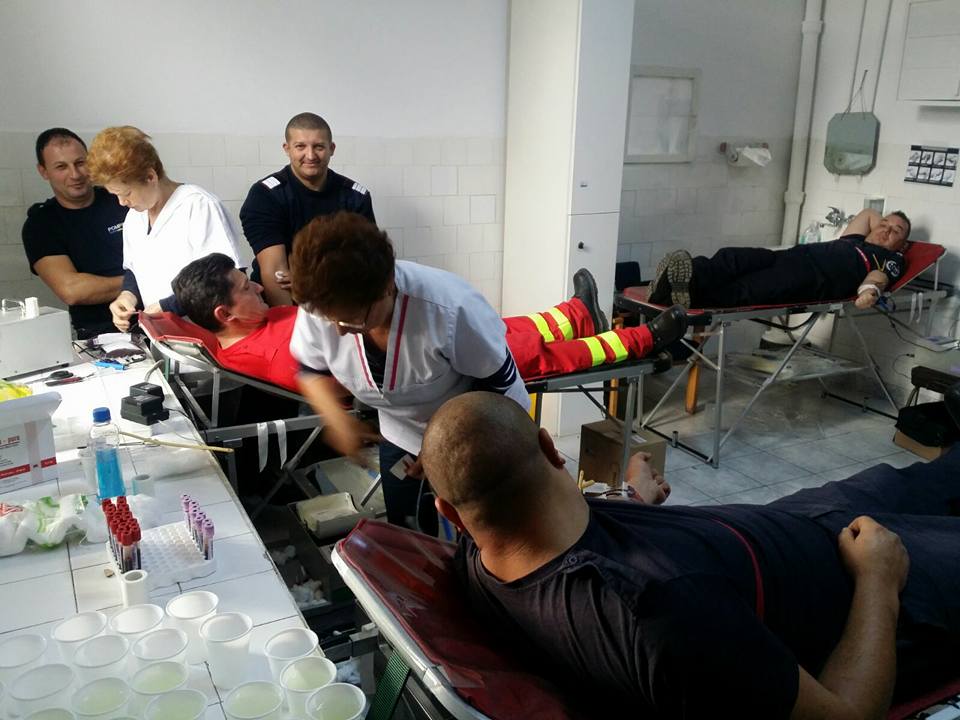 Pompierii din Sânnicolau Mare au donat sânge pentru o tânără mamă cu tumoare pe creier
