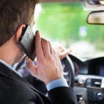 Sondaj: 60% dintre şoferii români vorbesc la telefon fără handsfree