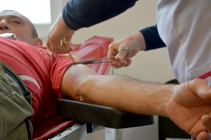 Se caută urgent donatori de sânge cu grupa AB negativ pentru un copil de 9 ani și o tânără de 18 ani