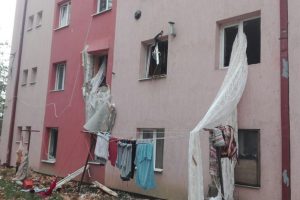 Explozie într-un bloc de nefamiliști din Lugoj. O persoană a fost rănită