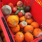 Zeci de kilograme de fructe și legume stricate, puse în vânzare