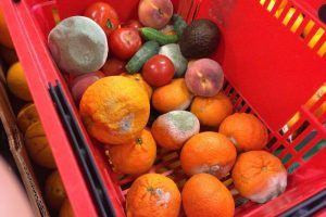 Zeci de kilograme de fructe și legume stricate, puse în vânzare