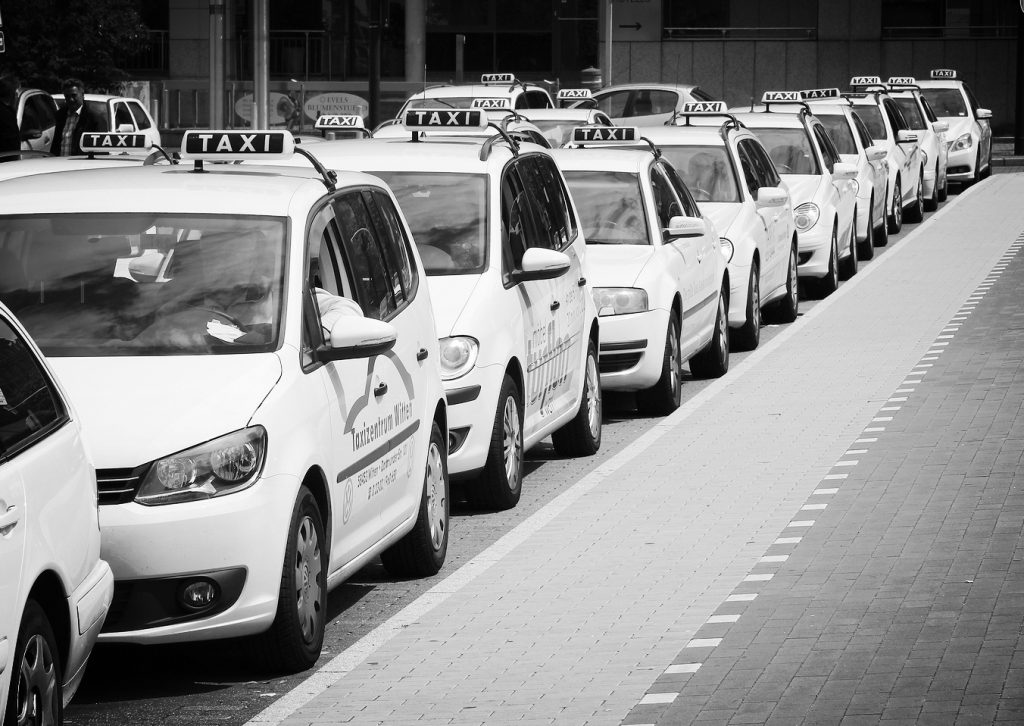 Incredibil! Primarul din Lugoj schimbă regulamentul de taxi, din nou! Mașinile vor fi albe