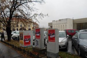 Organizator de concerte din Craiova, amendat drastic pentru că a lipit afișe publicitare în tot orașul, fără autorizație