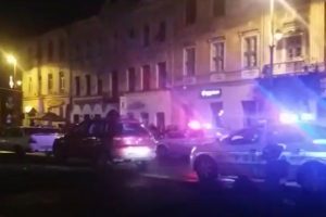 Un polițist a fost atacat cu o macetă într-un club în Arad