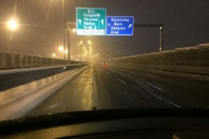 Se circulă în condiţii de iarnă pe drumurile din vest