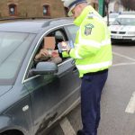 Sute de şoferi şi pietoni amendaţi de Poliţia Rutieră