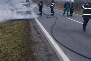 Incendiu pe un drum din Caraş. O maşină a ars în întregime