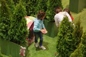 Copiii sunt invitați să descopere Labirintul iepurașului din Iulius Mall
