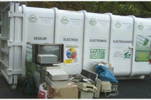 Locuitorii din Biled informați despre selectarea corectă a deșeurilor electrice și electrocasnice
