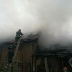 Acoperişul unei case, făcut scrum de un incendiu în ziua de Florii