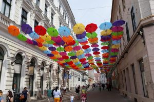 Orban: Oamenii se vor putea plimba după 15 mai, dar în grupuri de cel mult 3 persoane
