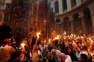 Sfânta Lumină de la Ierusalim va fi adusă sâmbătă seară în România