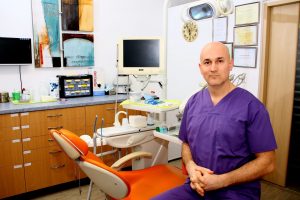 Medicul stomatolog Cosmin Petrean, din clinica Pastel Dent Timișoara: “Implantul dentar oferă multiple avantaje și nu este așa dureros pe cât se crede”