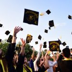 Foto. Ceremonie de absolvire specială pentru studenții UVT, în Parcul Rozelor