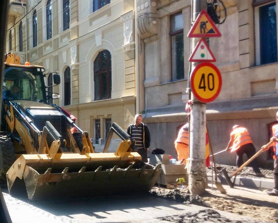 Azi, lucrări de asfaltare pe mai multe străzi din oraș